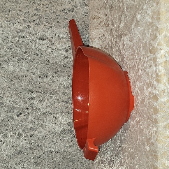 Tupperware: 2 Quart Red Colander Strainer with Handle - Picture 2 of 5